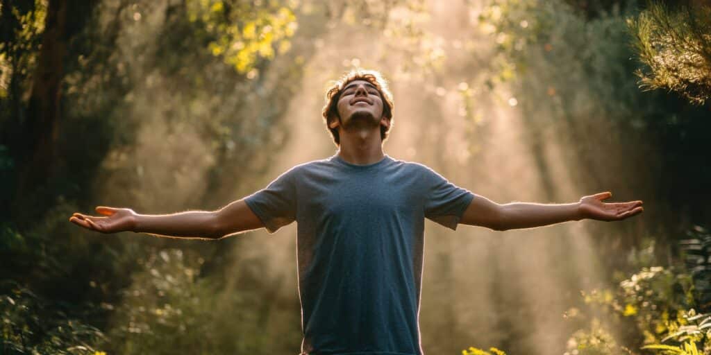 homme dans les bois en pleine serenite